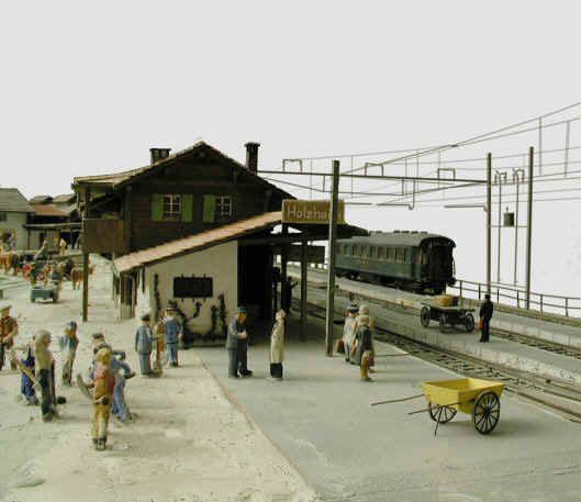 Leute beim Bahnhof.jpg (108381 Byte)