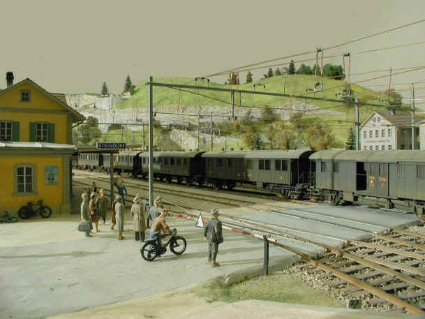 Warten vor Bahnschranke.jpg (127210 Byte)